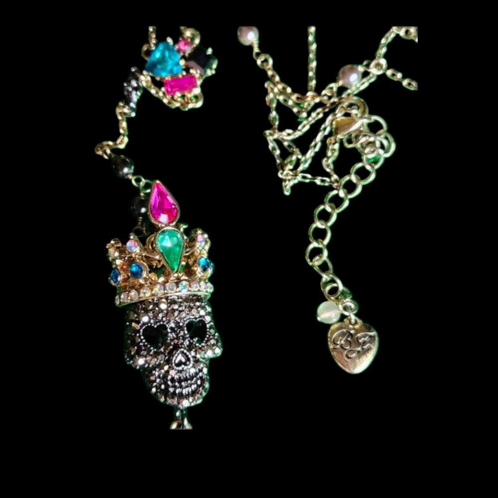 💀📿Betsey ROSARY style Unique Marcasite-Colored Stone Skull Necklace - NWOT📿💀